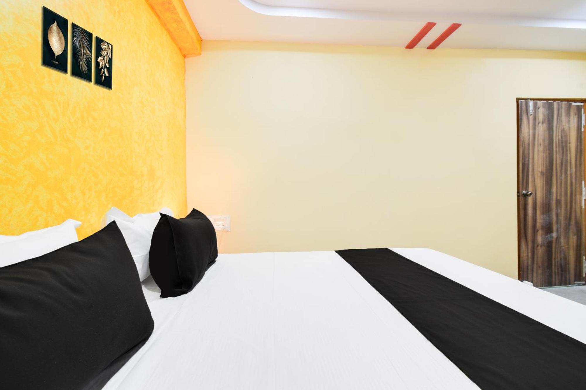 Hotel O Lucky Grand Hyderabad Exterior foto